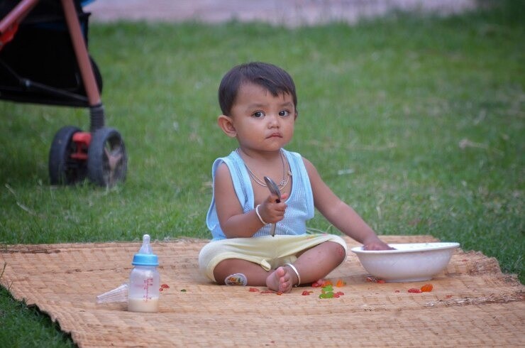bayi makan sambil jalan, bahaya makan sambil digendong, tips makan bayi, rutinitas makan sehat anak, bayi tersedak, kebiasaan makan bayi, parenting ibu muda, tips MPASI aman